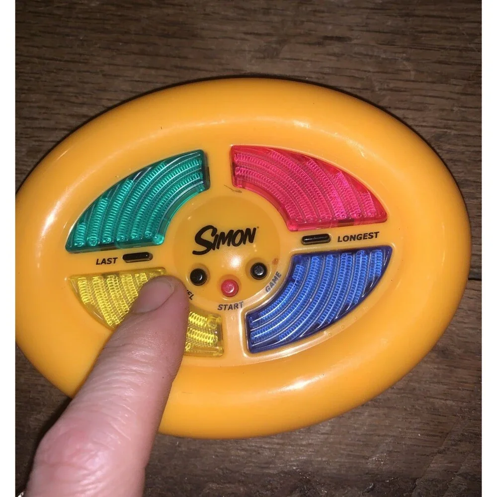 2002 SIMON says Electronic Mini Handheld Memory Game Travel Pocket Hasbro WORKS